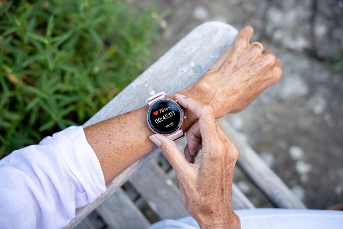 Mit der einfach zu bedienenden Doro Watch die Notruftaste sicher und diskret am Handgelenk