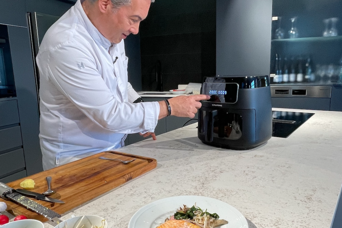 TV-Koch Robert Letz kocht mit der Grundig Heißluftfritteuse FRY 7320. 