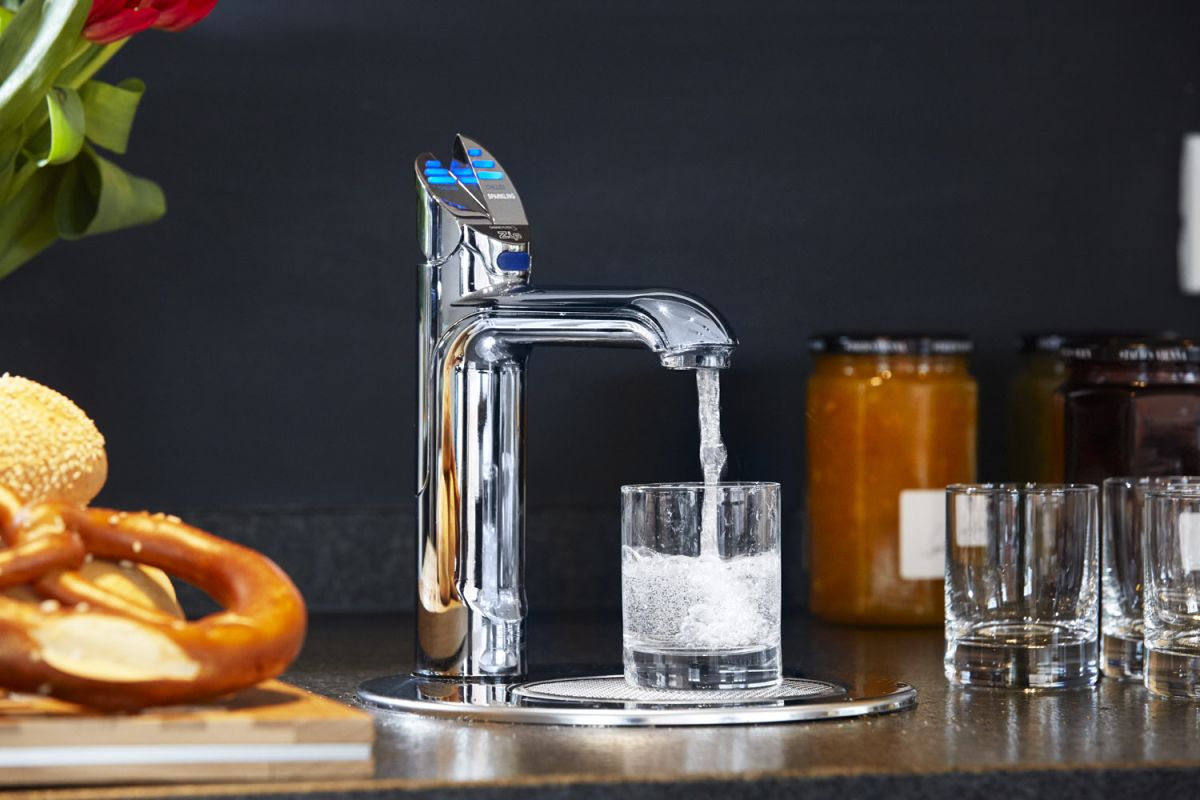 Frisches Soda sprudelt aus dem Zip HydroTap