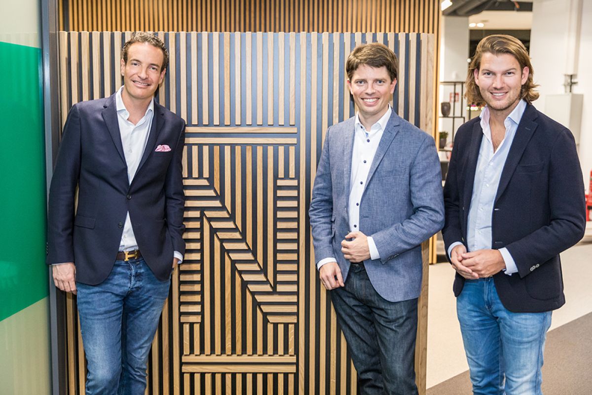 Georg Hauer (General Manager Österreich) flankiert von den beiden N26 Gründern Maximilian Tayenthal und Valentin Stalf im Innovation-Hub weXelerate.