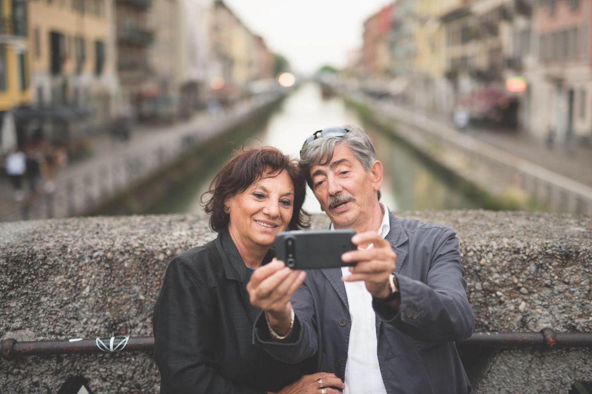 Senioren wünschen sich das gleiche Handy wie ihr Partner